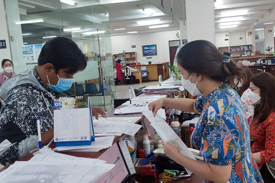 Người dân đến thực hiện các thủ tục tại cơ quan BHXH TP.HCM. Ảnh: NGUYỄN HIỀN