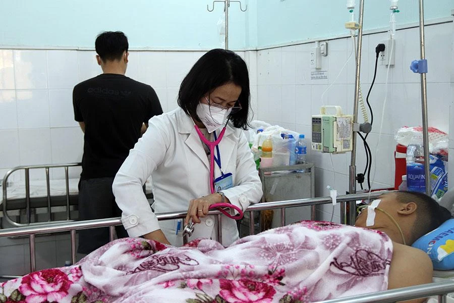 Bác sĩ đang thăm khám cho bệnh nhi NHN điều trị ở Khoa tiêu hóa BV Nhi đồng 2. Ảnh: HL