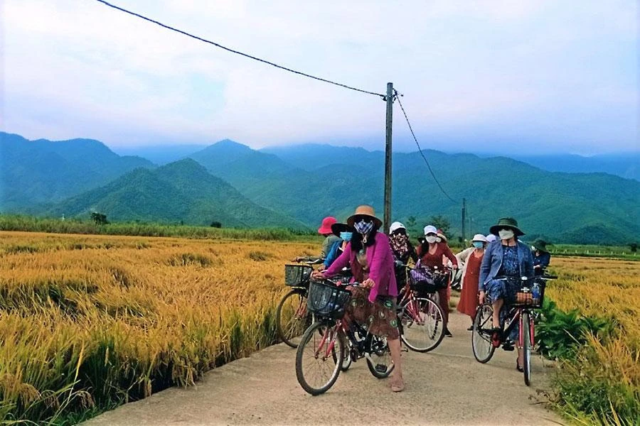 Du khách trong và ngoài nước trải nghiệm các sản phẩm du lịch cộng đồng tại xã Hòa Bắc. Ảnh: NY