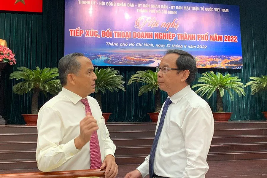 Bí thư Thành ủy TP.HCM Nguyễn Văn Nên đang trao đổi với đại diện doanh nghiệp tại buổi đối thoại. Ảnh: PM