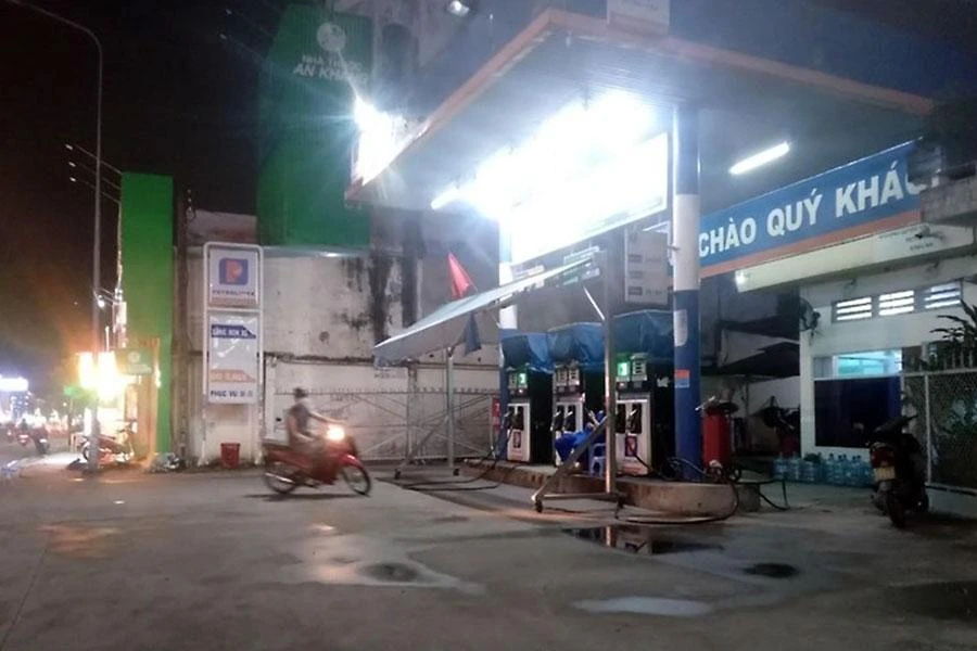 Một cửa hàng tại TP.HCM thông báo hết xăng vào tối 5-9. Ảnh: TÚ UYÊN