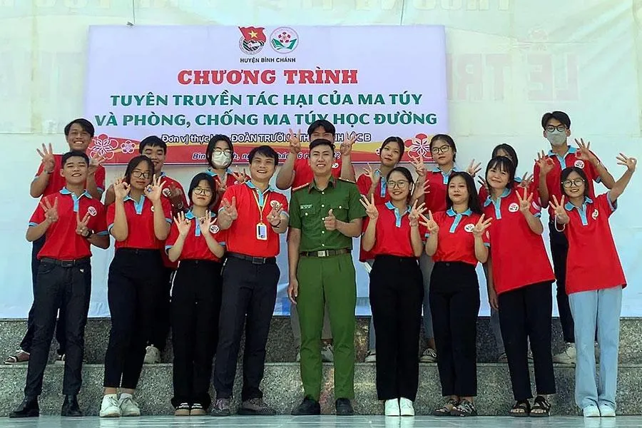 Trần Minh Hoàng tham gia tuyên truyền pháp luật cho các em học sinh. Ảnh: NVCC