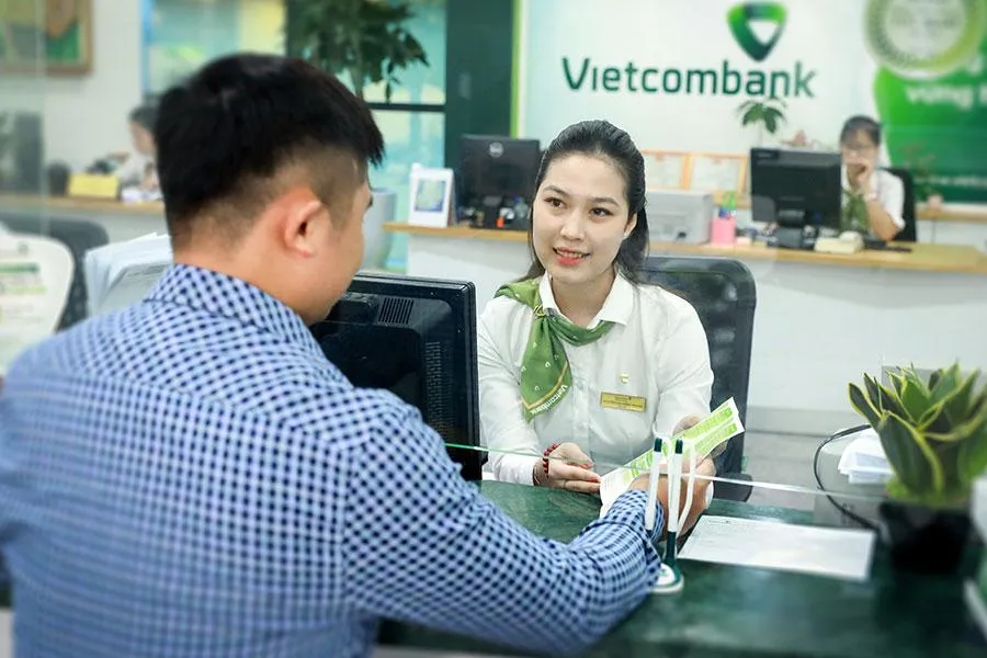 Ngân hàng Vietcombank vừa được Ngân hàng Nhà nước phân bổ room tín dụng còn lại trong năm nay ở mức 2,7%. Ảnh: THÙY LINH Ngân hàng Vietcombank vừa được Ngân hàng Nhà nước phân bổ room tín dụng còn lại trong năm nay ở mức 2,7%. Ảnh: THÙY LINH
