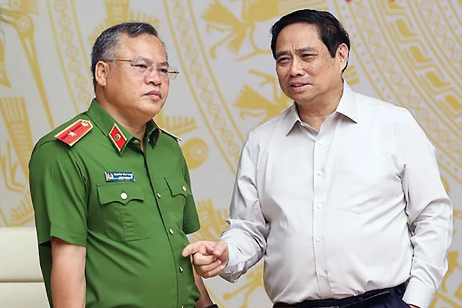 Thủ tướng Phạm Minh Chính trao đổi với Thứ trưởng Bộ Công an Nguyễn Văn Long tại hội nghị. Ảnh: VGP