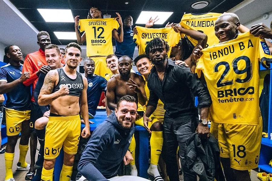 Quang Hải chung vui với các đồng đội sau trận thắng Valenciennes. Ảnh: PAU FC