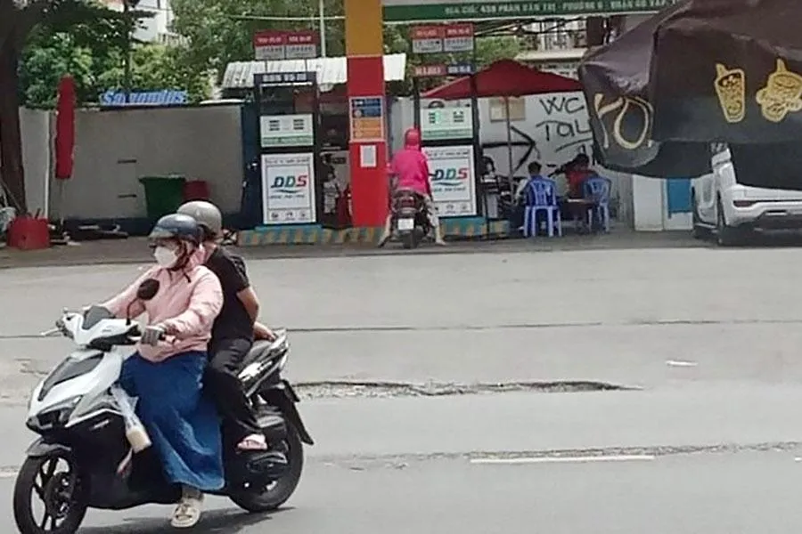 Một cửa hàng xăng dầu ở TP.HCM ngừng bán hàng cho người dân vào trưa 12-9. Ảnh: TÚ UYÊN