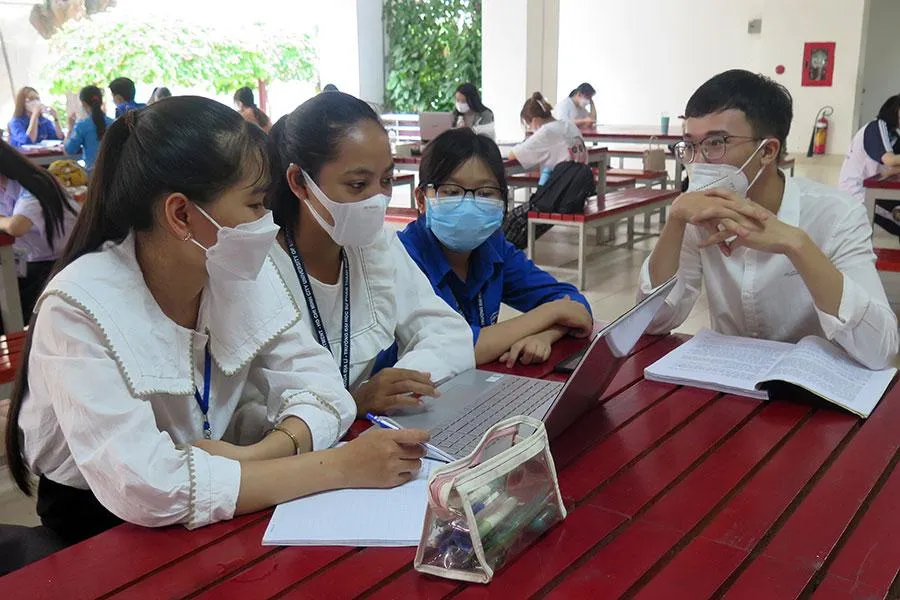 Sinh viên Trường ĐH Sư phạm TP.HCM trong giờ học tự do tại trường. Ảnh: PHẠM ANH