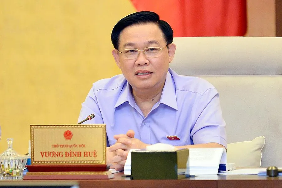 Chủ tịch Quốc hội Vương Đình Huệ cho rằng cần tìm và bịt các lỗ hổng làm phát sinh tình trạng “quân xanh, quân đỏ”, thông thầu… Ảnh: quochoi.vn Chủ tịch Quốc hội Vương Đình Huệ cho rằng cần tìm và bịt các lỗ hổng làm phát sinh tình trạng “quân xanh, quân đỏ”, thông thầu… Ảnh: quochoi.vn