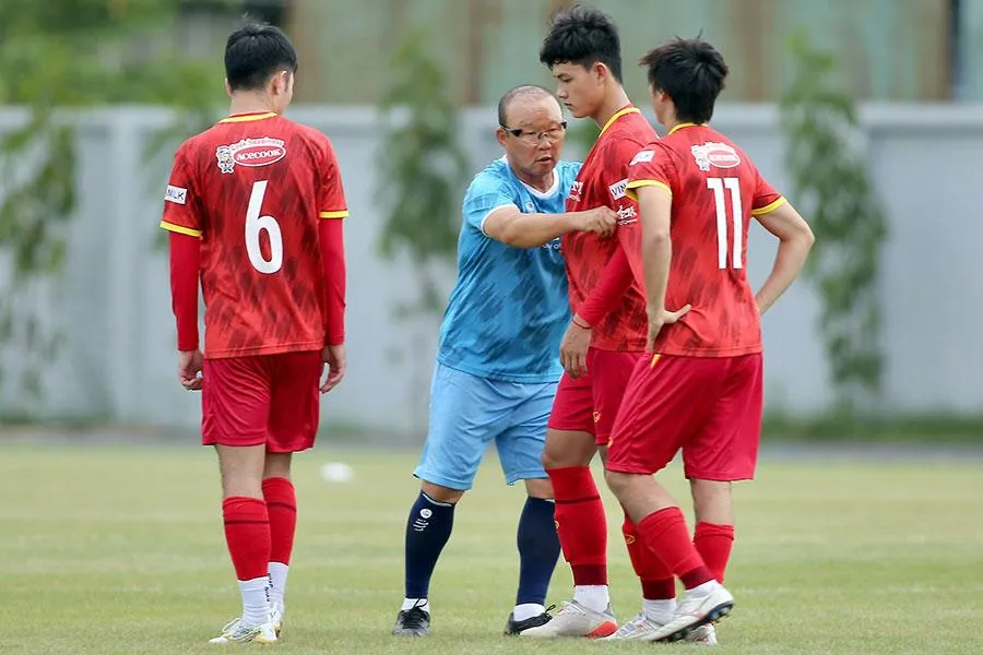 Thầy Park nắn chỉnh chỉ bảo chi tiết cho các cầu thủ trẻ mới lên tuyển. Ảnh: ANH PHƯƠNG