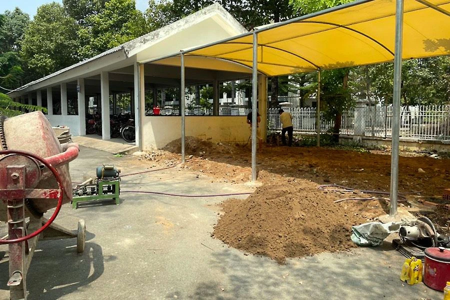 Công trình xây dựng nhà xe của Trường THCS Cát Lái, TP Thủ Đức nhận được sự hỗ trợ từ các phụ huynh. Ảnh: NTCC