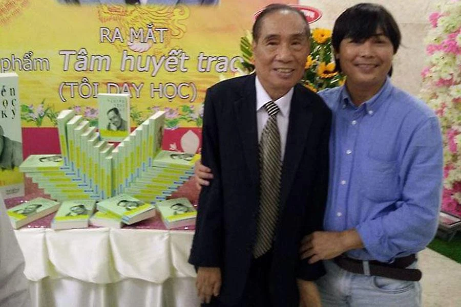 Nhà thơ Phan Trung Thành trong buổi ra mắt hồi ký Tâm huyết trao đời (Tôi dạy học) của Nhà giáo ưu tú Nguyễn Ngọc Ký. Ảnh: NVCC