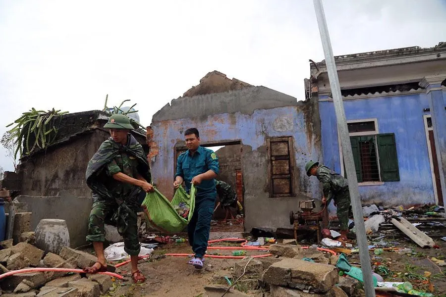 Lực lượng chức năng tỉnh Thừa Thiên-Huế hỗ trợ người dân khắc phục hậu quả bão số 4. Ảnh: NGUYỄN DO Lực lượng chức năng tỉnh Thừa Thiên-Huế hỗ trợ người dân khắc phục hậu quả bão số 4. Ảnh: NGUYỄN DO