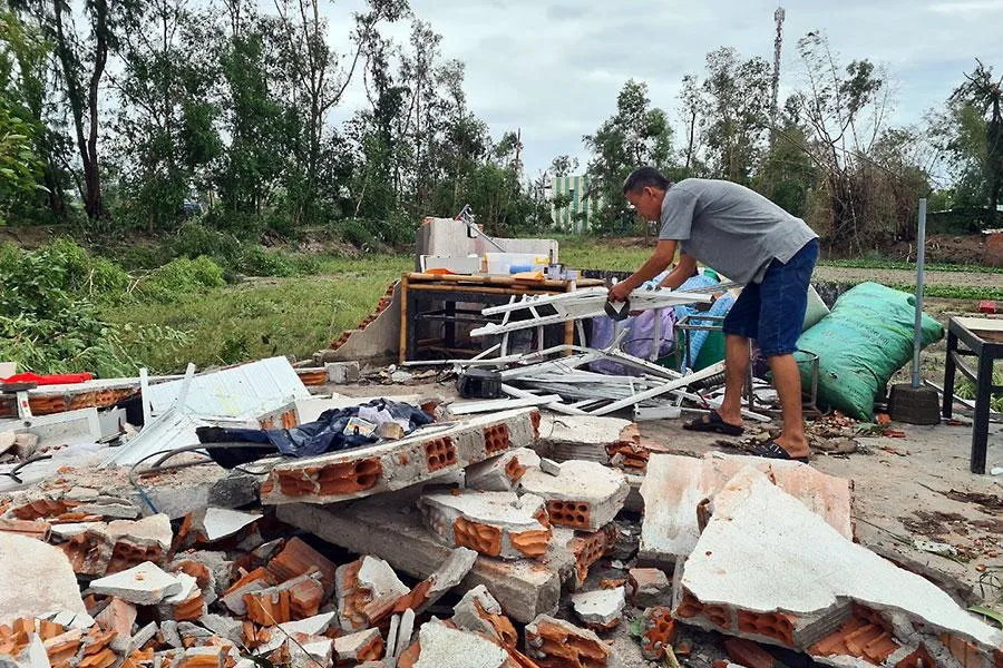 Cơ sở kinh doanh của một người dân ở TP Tam Kỳ bị sập hoàn toàn. Ảnh: THANH NHẬT Cơ sở kinh doanh của một người dân ở TP Tam Kỳ bị sập hoàn toàn. Ảnh: THANH NHẬT