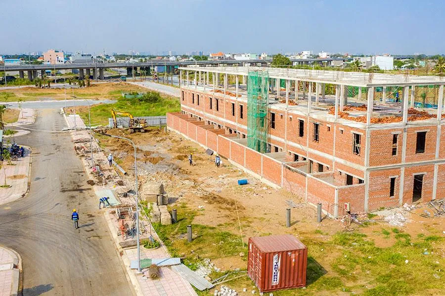 Một số chuyên gia cho rằng bất động sản hình thành trong tương lai cần được rà soát pháp lý qua các sàn giao dịch. Ảnh minh họa: Q.HUY Một số chuyên gia cho rằng bất động sản hình thành trong tương lai cần được rà soát pháp lý qua các sàn giao dịch. Ảnh minh họa: Q.HUY