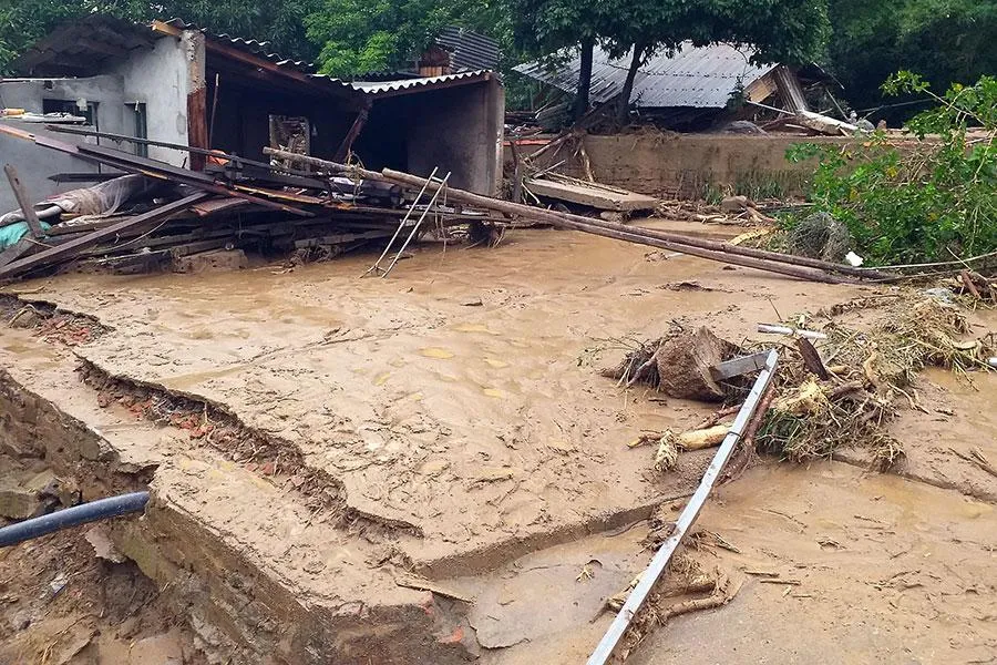 Lũ cuốn trôi nhà và con gái bốn tháng tuổi của vợ chồng chị Và Y Dở (19 tuổi, trú tại xã Tà Cạ). Ảnh: Đ.LƯƠNG