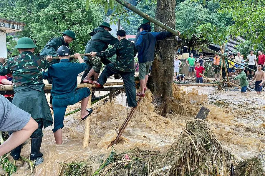 Bộ đội biên phòng tỉnh Nghệ An giúp dân ở bản Sơn Hà, xã Tà Cạ. Ảnh: LÊ THẠCH