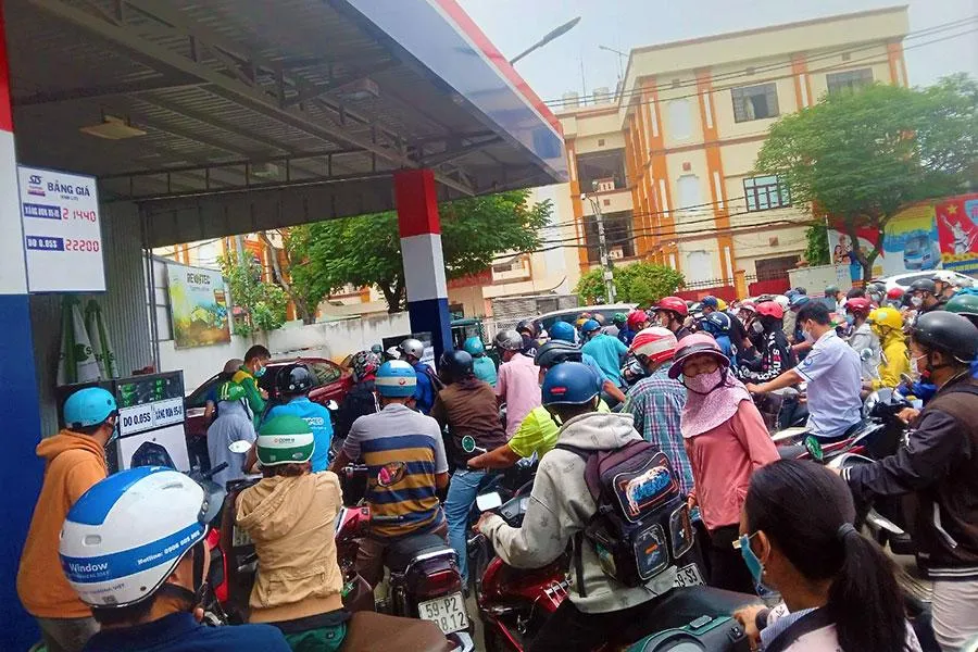 Ngày 10-10, tại nhiều cửa hàng ở TP.HCM, người dân phải chờ đợi cả tiếng đồng hồ mới mua được xăng dầu. Ảnh: TÚ UYÊN