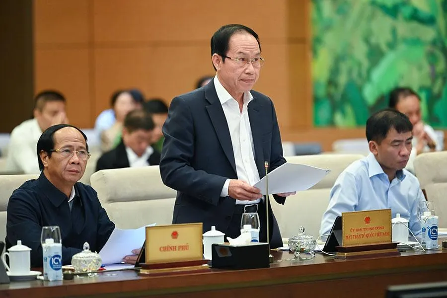 Phó Chủ tịch - Tổng thư ký Ủy ban Trung ương MTTQ Việt Nam Lê Tiến Châu báo cái tại phiên họp. Ảnh: PHẠM THẮNG