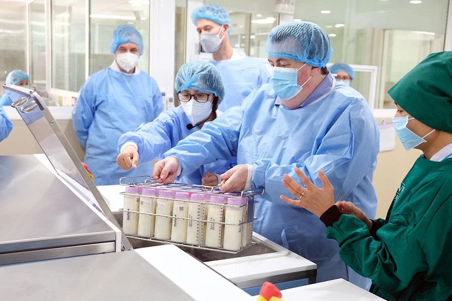 Ông Coln Brophy, Quốc vụ khanh Bộ Ngoại giao Ireland, phụ trách phát triển quốc tế, đến thăm ngân hàng sữa mẹ ở BV Hùng Vương. Ảnh: TC