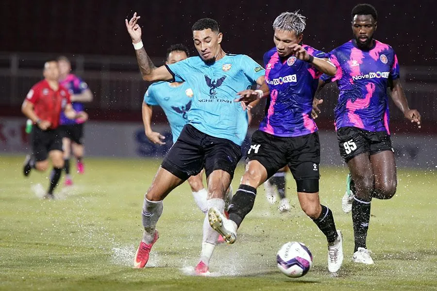 Hà Tĩnh (trái) thua thiệt nhất trong cuộc đua trụ hạng trước các đối thủ như Sài Gòn, TP.HCM, Nam Định, SHB Đà Nẵng. Ảnh: ANH PHƯƠNG