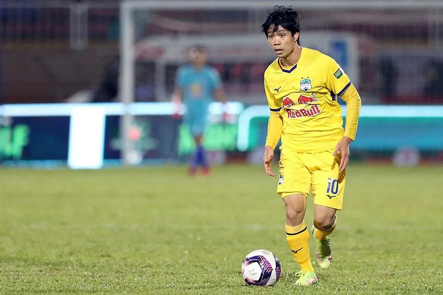 Công Phượng đá quả 11 m kiểu Panenka không thắng được Đặng Văn Lâm, HA Gia Lai may mắn hòa 1-1 từ quả 11 m thứ hai. Ảnh: ANH PHƯƠNG Công Phượng đá quả 11 m kiểu Panenka không thắng được Đặng Văn Lâm, HA Gia Lai may mắn hòa 1-1 từ quả 11 m thứ hai. Ảnh: ANH PHƯƠNG