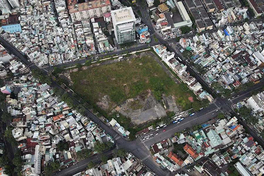 Dự án 152 Trần Phú nằm giữa trung tâm TP.HCM bị bỏ hoang nhiều năm. Ảnh: BẢO PHƯƠNG Dự án 152 Trần Phú nằm giữa trung tâm TP.HCM bị bỏ hoang nhiều năm. Ảnh: BẢO PHƯƠNG