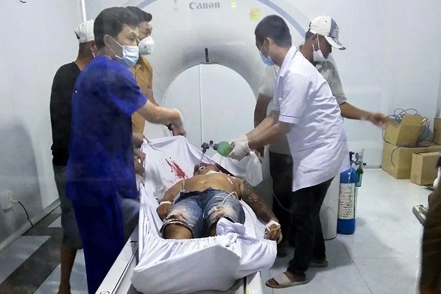 Một trong bốn người bị thương được đưa đi cấp cứu. Ảnh: DIỄM HẰNG