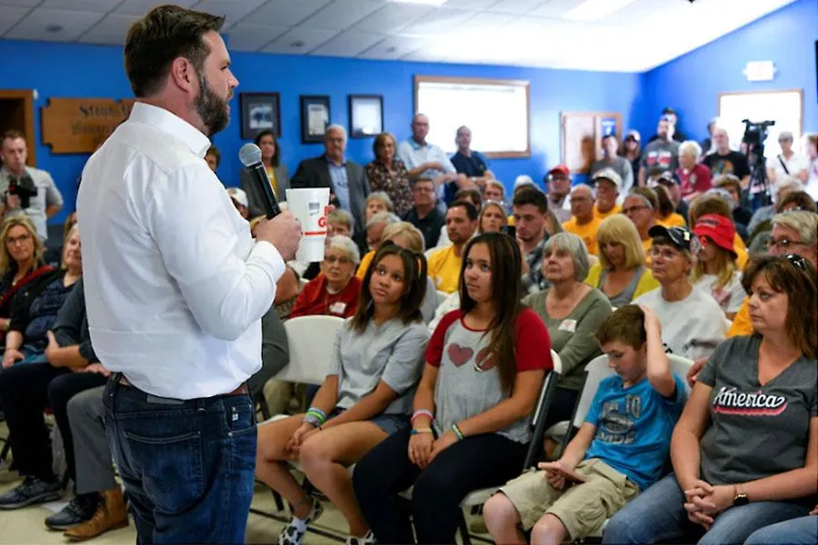 Ứng cử viên Thượng viện J.D. Vance (đảng Cộng hòa) phát biểu tại một sự kiện vận động tranh cử ở Caledonia, bang Ohio (Mỹ) hồi tháng 10, cho rằng Mỹ sẽ phải chấm dứt dòng tiền đổ vào Ukraine. Ảnh: REUTERS Ứng cử viên Thượng viện J.D. Vance (đảng Cộng hòa) phát biểu tại một sự kiện vận động tranh cử ở Caledonia, bang Ohio (Mỹ) hồi tháng 10, cho rằng Mỹ sẽ phải chấm dứt dòng tiền đổ vào Ukraine. Ảnh: REUTERS