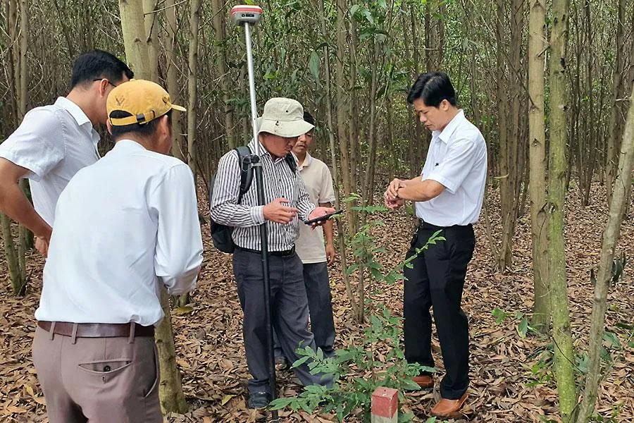 Ban quản lý dự án bàn giao mốc ranh đường cao tốc Biên Hòa - Vũng Tàu cho phường Mỹ Xuân, thị xã Phú Mỹ. Ảnh: TRÙNG KHÁNH