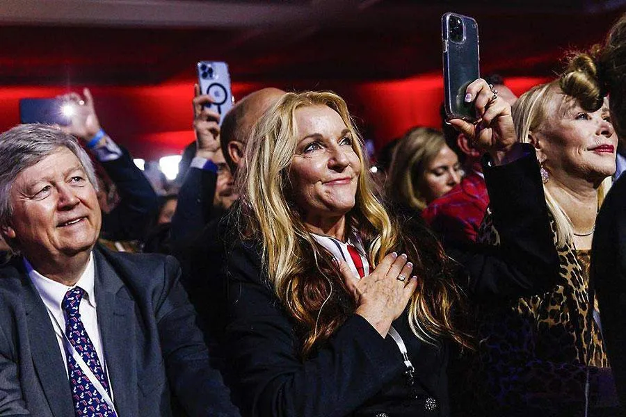 Cử tri tại lễ ăn mừng chiến thắng của ứng viên Thống đốc Ron DeSantis thuộc đảng Cộng hòa tại bang Florida ngày 8-11. Ảnh: THE NEW YORK TIMES Cử tri tại lễ ăn mừng chiến thắng của ứng viên Thống đốc Ron DeSantis thuộc đảng Cộng hòa tại bang Florida ngày 8-11. Ảnh: THE NEW YORK TIMES