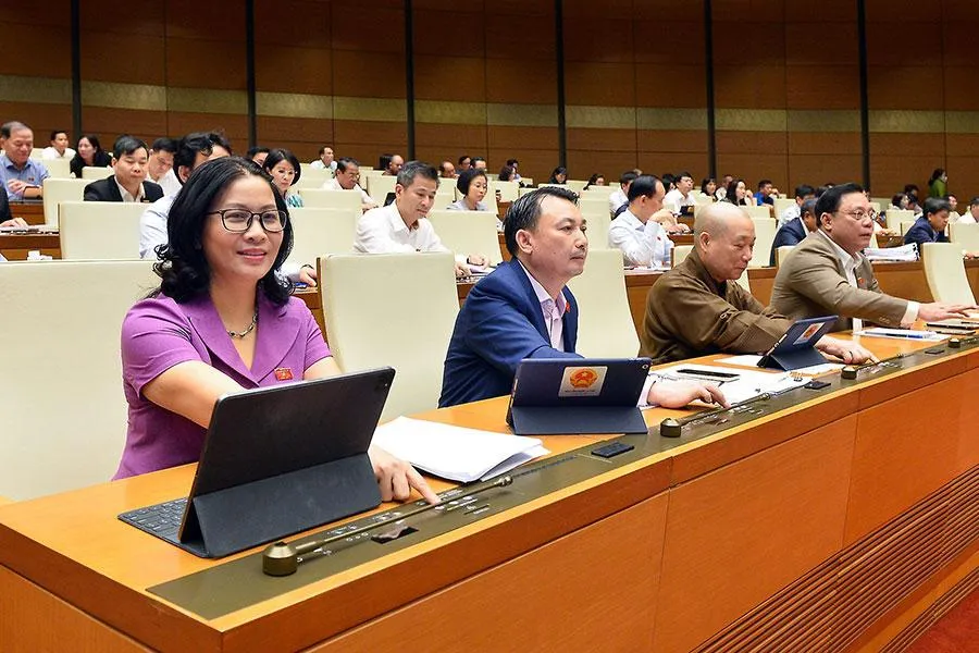 Các đại biểu Quốc hội bấm nút thông qua dự thảo Luật sửa đổi, bổ sung một số điều của Luật Tần số vô tuyến điện