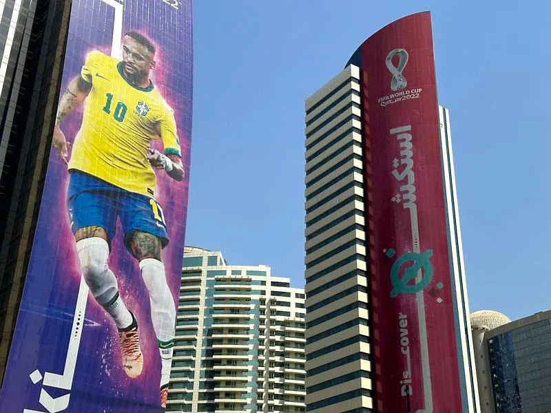 Hình ảnh Neymar tiêu biểu cho các cầu thủ Brazil trên những tòa nhà cao tầng ở Qatar, nơi diễn ra World Cup 2022. Ảnh: REUTERS Hình ảnh Neymar tiêu biểu cho các cầu thủ Brazil trên những tòa nhà cao tầng ở Qatar, nơi diễn ra World Cup 2022. Ảnh: REUTERS