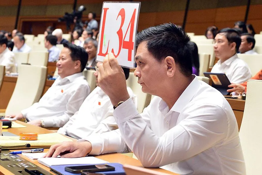 Tại các phiên chất vấn, nhiều đại biểu Quốc hội giơ biển, tranh luận với các bộ trưởng, người đứng đầu ngành về các vấn đề nóng được cử tri quan tâm. Ảnh: QH