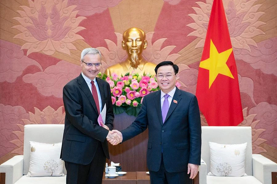 Chủ tịch Quốc hội Vương Đình Huệ và Đại sứ Cộng hòa Pháp tại Việt Nam Nicolas Warnery tại buổi tiếp chiều 16-11. Ảnh: QH