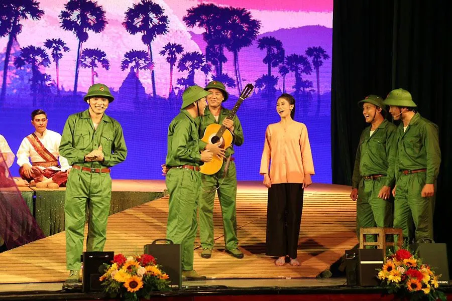 Dàn diễn viên trẻ trong vở Bên dòng Long Khốt. Ảnh: VĂN HÀ Dàn diễn viên trẻ trong vở Bên dòng Long Khốt. Ảnh: VĂN HÀ