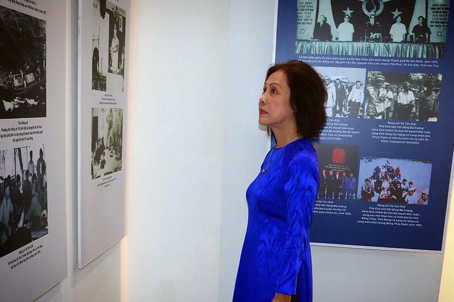 Con gái cố Thủ tướng Võ Văn Kiệt, bà Phan Hiếu Dân, trước những tấm ảnh về cha mình tại Bảo tàng TP. Ảnh: TÚ NGÂN Con gái cố Thủ tướng Võ Văn Kiệt, bà Phan Hiếu Dân, trước những tấm ảnh về cha mình tại Bảo tàng TP. Ảnh: TÚ NGÂN
