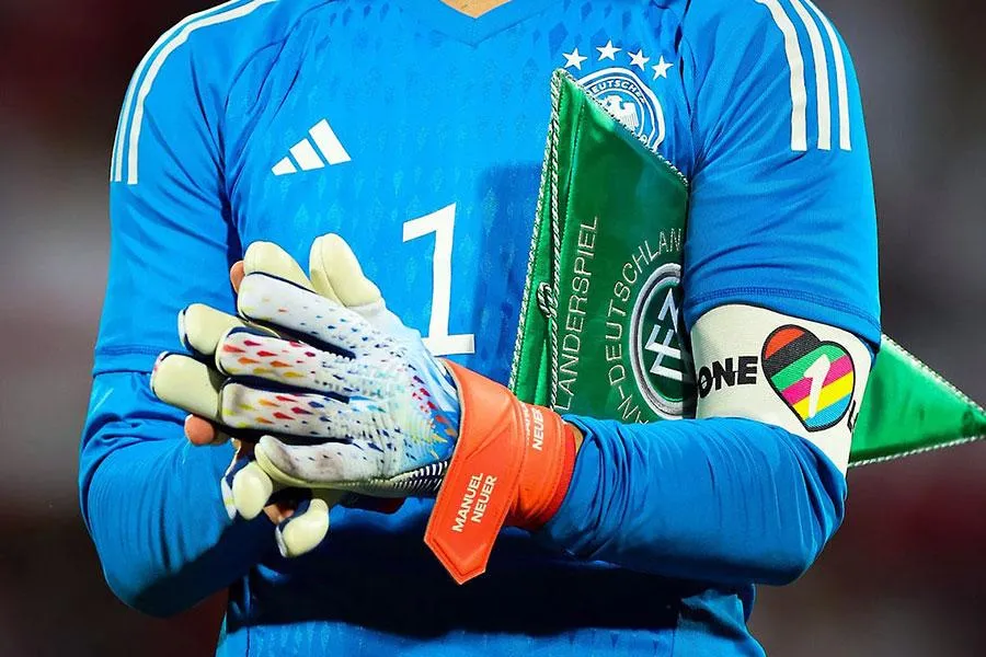 Băng đội trưởng “One Love” bị FIFA cấm mang tham dự World Cup 2022. Băng đội trưởng “One Love” bị FIFA cấm mang tham dự World Cup 2022.