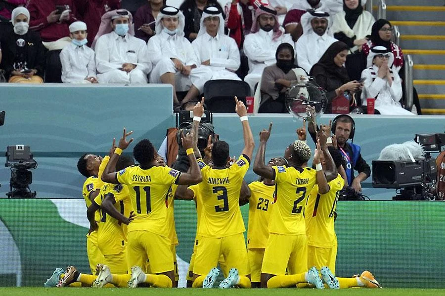 Các ông chủ, tỉ phú ở Qatar khó nuốt trôi hình ảnh các cầu thủ Ecuador ăn mừng chiến thắng chủ nhà Qatar ngay trước mắt mình. Ảnh: GETTY IMAGES