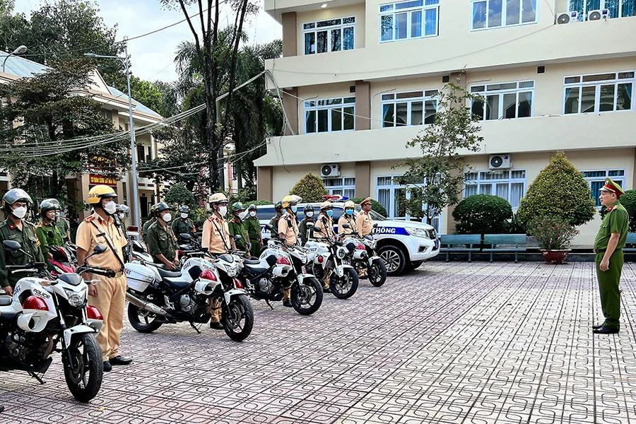 Tổ tuần tra đặc biệt 171 (Công an thị xã Tân Uyên) liên tục tuần tra đảm bảo tình hình an ninh trật tự. Ảnh: LÊ ÁNH