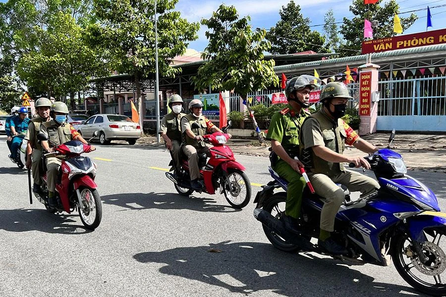 Công an phường Phú Chánh liên tục tuần tra đảm bảo tình hình an ninh trật tự. Ảnh: LÊ ÁNH