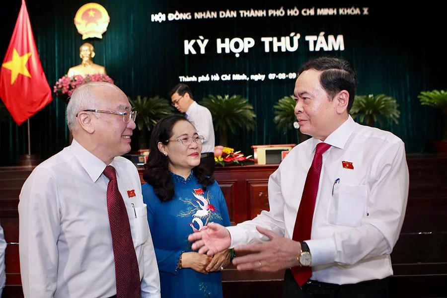 Phó Chủ tịch thường trực Quốc hội Trần Thanh Mẫn đang trao đổi với Chủ tịch HĐND TP.HCM Nguyễn Thị Lệ và Trưởng ban Tuyên giáo Thành ủy TP.HCM Phan Nguyễn Như Khuê tại phiên họp sáng 7-12. Ảnh: NGUYỆT NHI