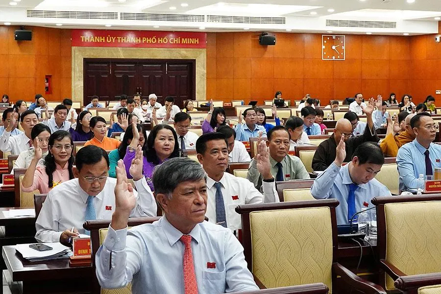 Các đại biểu HĐND TP.HCM biểu quyết thông qua các nghị quyết tại kỳ họp thứ tám vào chiều 9-12. Ảnh: BẢO PHƯƠNG