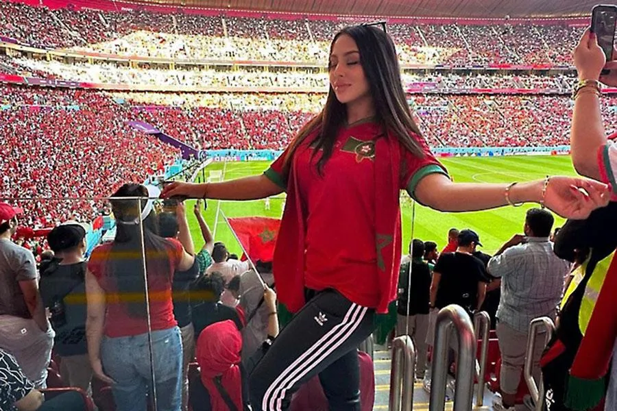Người đẹp Morocco ghi lại hình ảnh khán giả ủng hộ đội nhà nhuộm gần kín sân. Ảnh: GETTY IMAGES Người đẹp Morocco ghi lại hình ảnh khán giả ủng hộ đội nhà nhuộm gần kín sân. Ảnh: GETTY IMAGES
