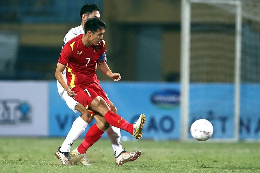 Văn Quyết có bàn thắng may mắn ở phút bù giờ (ảnh trên) trong một trận đấu có nhiều cơ hội nhưng thủ quân Hùng Dũng (ảnh dưới) và đồng đội không tìm thấy mành lưới Philippines. Ảnh: ANH PHƯƠNG