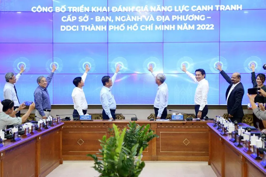 Phó Chủ tịch UBND TP.HCM Võ Văn Hoan cùng đại diện các DN nhấn nút khởi động DDCI TP.HCM năm 2022. Ảnh: THANH TUYỀN