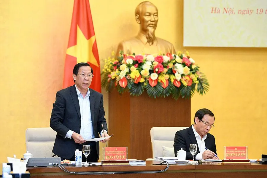 Phó Bí thư thường trực Thành ủy, Chủ tịch UBND TP.HCM Phan Văn Mãi báo cáo tại buổi làm việc. Ảnh: QH