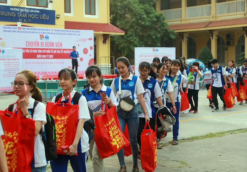 Sinh viên khó khăn ở Trường ĐH Sài Gòn năm nào cũng được tặng quà tết, tổ chức xe đưa về quê đón tết Nguyên đán. Ảnh: THANH HÙNG