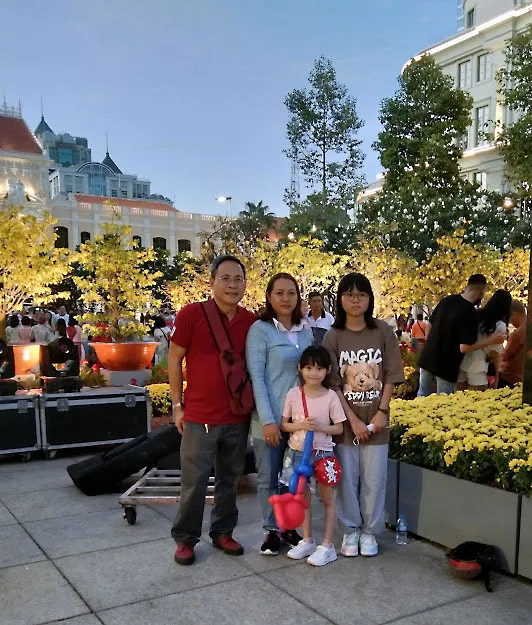 Một gia đình ở TP.HCM hạnh phúc khi có hai con gái. Ảnh minh họa: GIÁP NGUYỄN