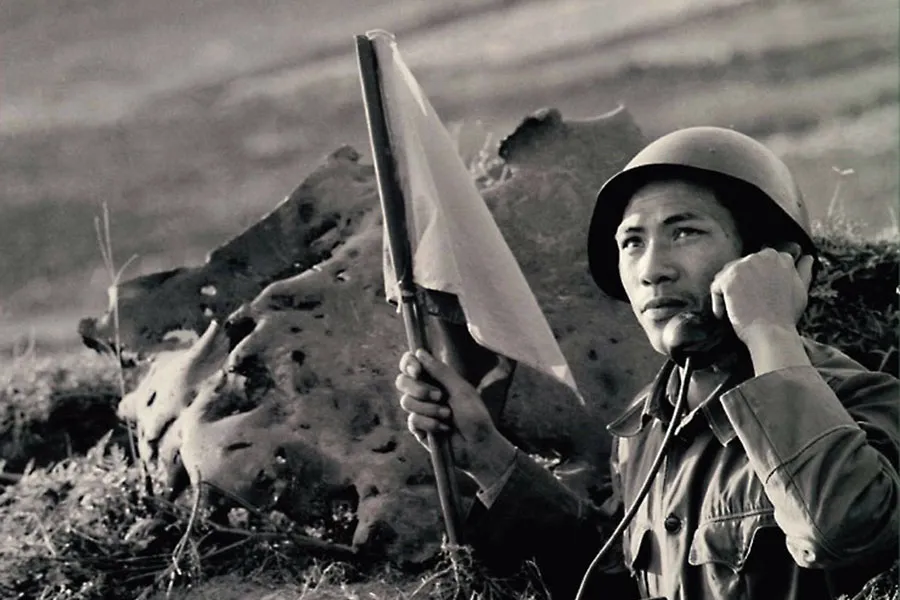 Liên đội trưởng Hoàng Minh Giám, người chỉ huy đơn vị bắn rơi một máy bay F111 bằng 19 viên đạn từ pháo cao xạ 14 ly 5. Ảnh: TTXVN Liên đội trưởng Hoàng Minh Giám, người chỉ huy đơn vị bắn rơi một máy bay F111 bằng 19 viên đạn từ pháo cao xạ 14 ly 5. Ảnh: TTXVN