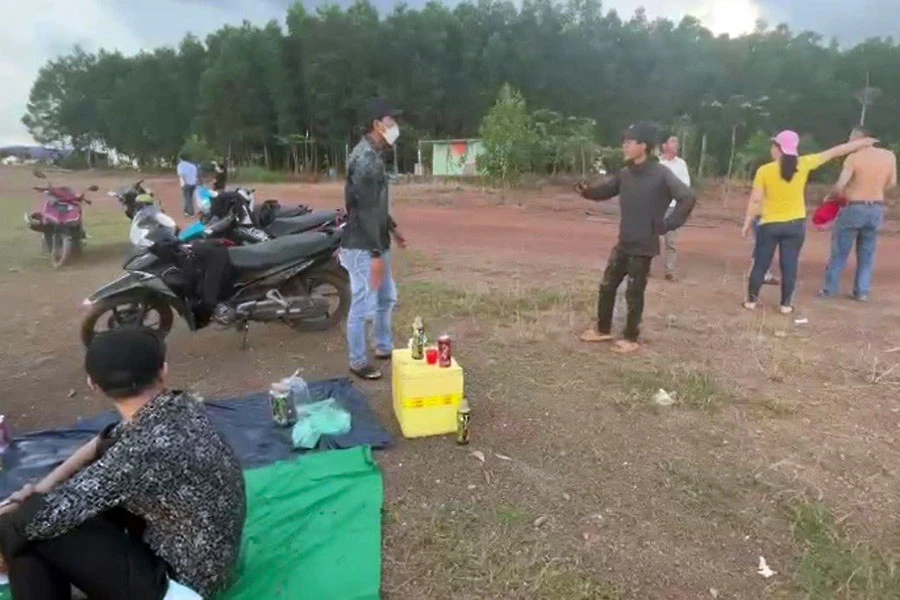 Nhóm khách du lịch “bụi” vừa ngồi xuống đã có người đến thu tiền theo đầu người với giá 20.000 đồng/người. Ảnh: TS